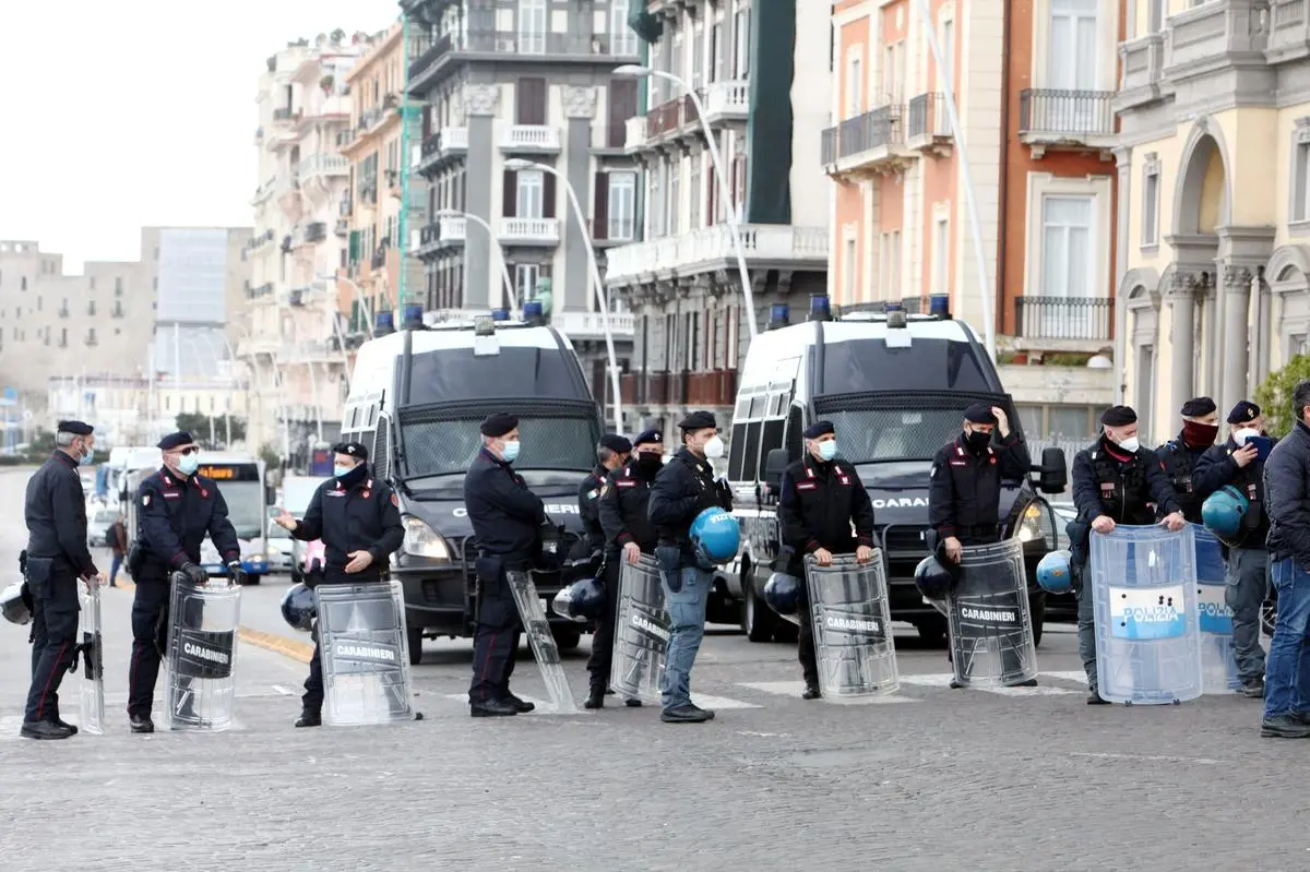 https://images.class.atexcloud.io/view/acePublic/alias/contentid/0ab51413-08b3-4b70-b9e5-ac084078e58d/0/blocco-stradale-degli-ambulanti-a-napoli.webp