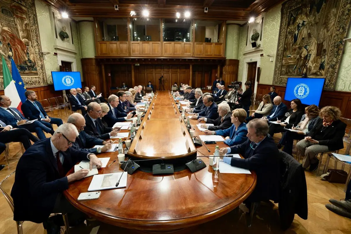 https://images.class.atexcloud.io/view/acePublic/alias/contentid/10d73dc8-3ec5-4837-a5c7-ed20c68c822e/0/incontro-governo-sindacati-sul-disegno-di-legge-di-bilancio.webp