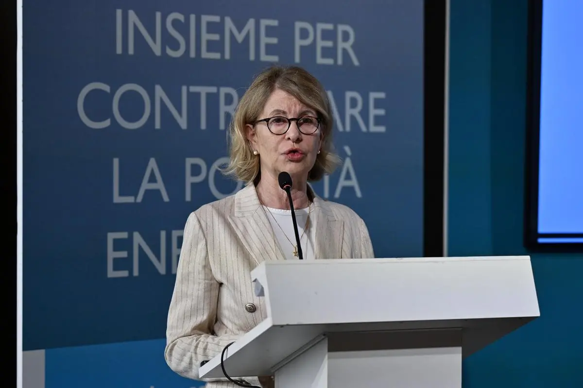 https://images.class.atexcloud.io/view/acePublic/alias/contentid/13654bbf-6aa2-4ab7-9492-e26ed8acc8ef/0/insieme-per-contrastare-la-poverta-energetica.webp