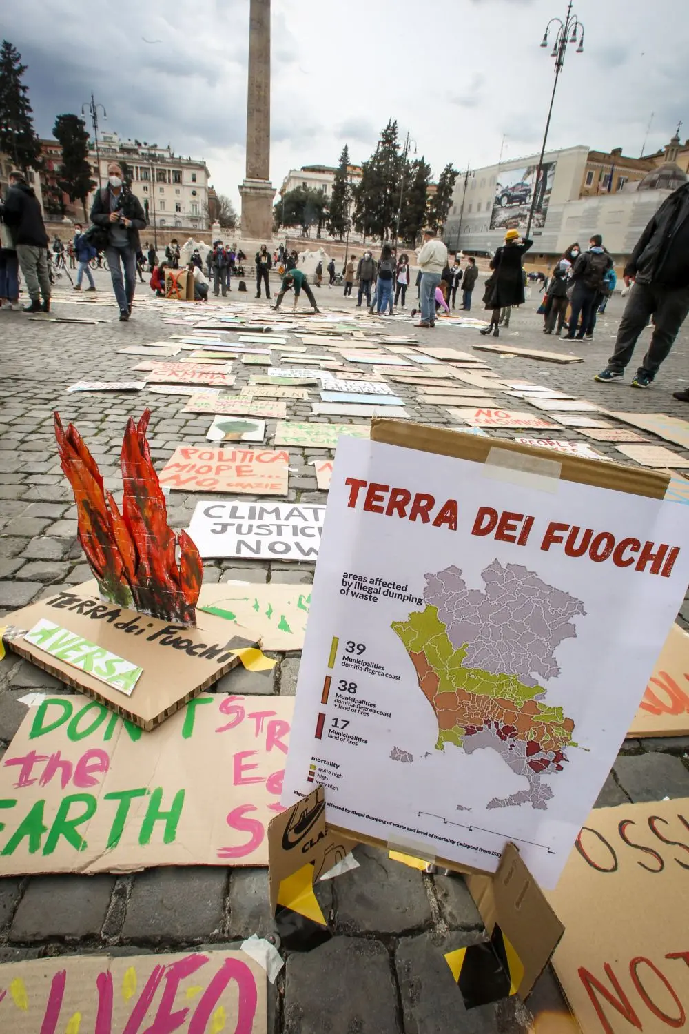 https://images.class.atexcloud.io/view/acePublic/alias/contentid/16210c18-78bb-4344-8c08-df575f938ba3/0/protesta-fridays-for-future-in-piazza-del-popolo-a-roma.webp