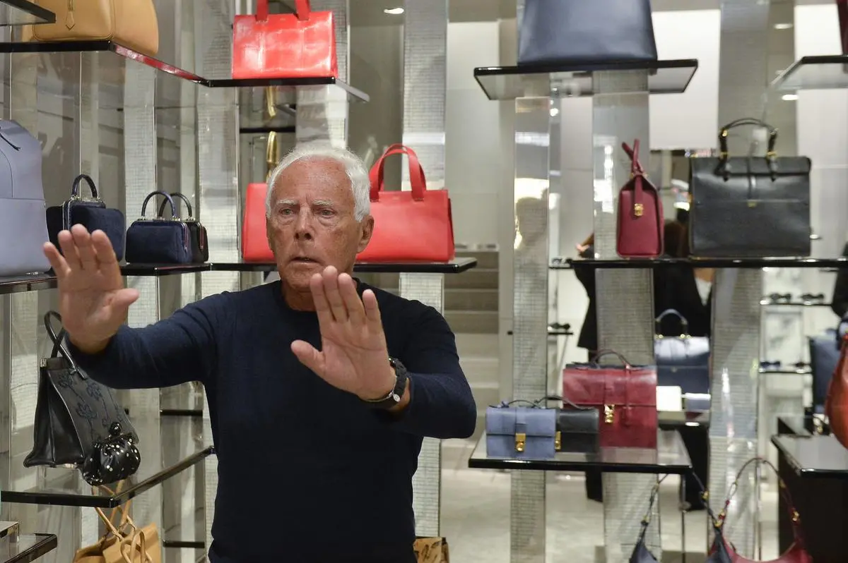 https://images.class.atexcloud.io/view/acePublic/alias/contentid/19d56523-3c24-4b86-b799-093c7a026c0e/0/conferenza-stampa-di-giorgio-armani.webp