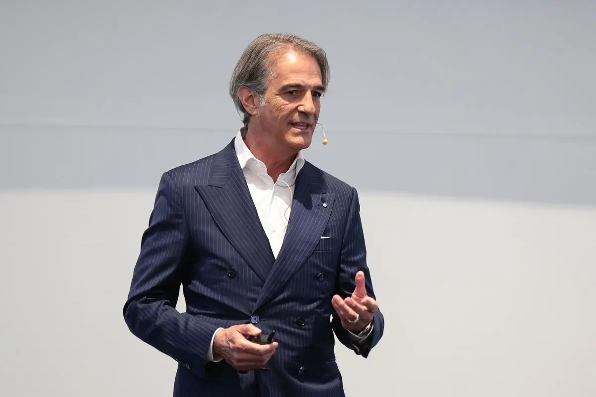 https://images.class.atexcloud.io/view/acePublic/alias/contentid/2d55bee2-becf-4d1b-abd1-d57b697db22e/0/conferenza-stampa-salone-del-mobile.webp