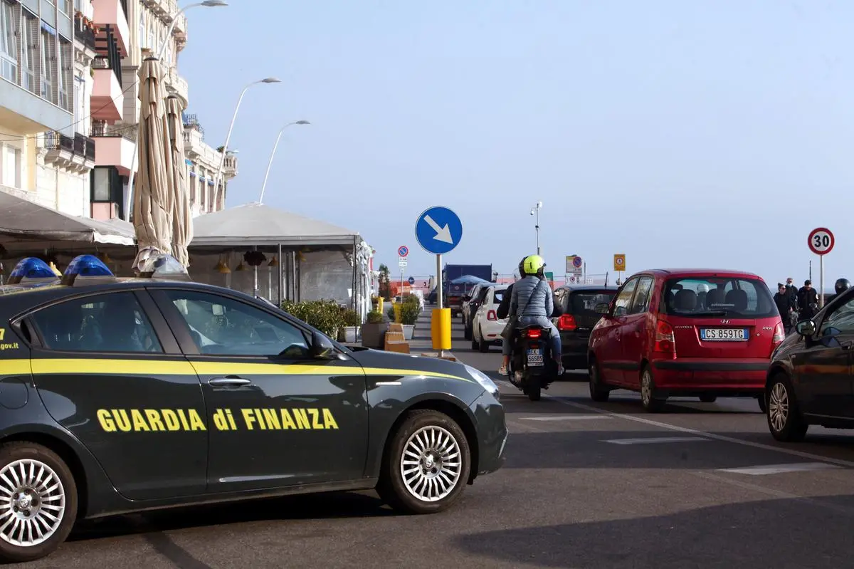 https://images.class.atexcloud.io/view/acePublic/alias/contentid/3c9a9595-ec9c-4032-9ddd-47b7312a796a/0/controlli-sul-lungomare-di-napoli.webp