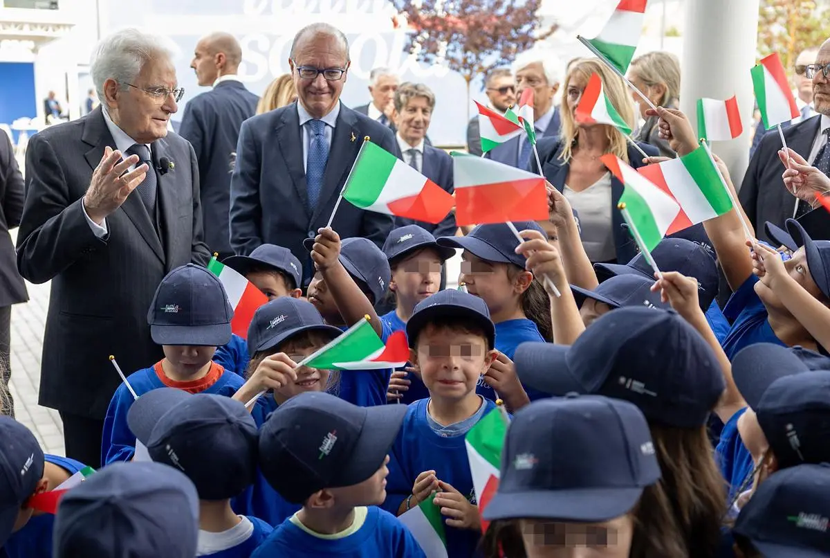 https://images.class.atexcloud.io/view/acePublic/alias/contentid/456e68d2-da76-47a6-8aa4-532a70b8ff86/0/il-presidente-mattarella-alla-cerimonia-di-inaugurazione-dell-anno-scolastico-ad-amatrice.webp