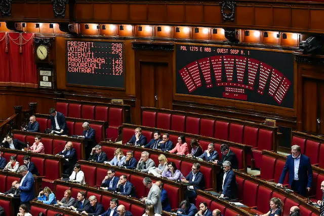 https://images.class.atexcloud.io/view/acePublic/alias/contentid/459fc9e3-3dbb-4334-952d-61bba5aafee3/0/camera-discussione-sul-salario-minimo.webp
