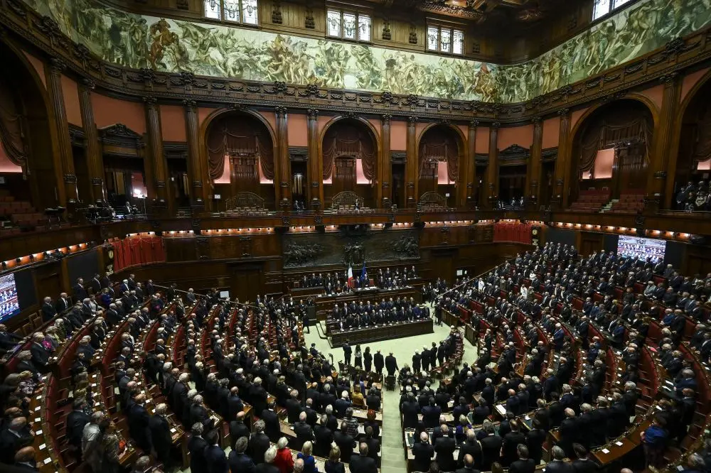 https://images.class.atexcloud.io/view/acePublic/alias/contentid/48225a02-2422-4596-be27-e79cc525879c/0/camera-funerali-laici-di-giorgio-napolitano.webp