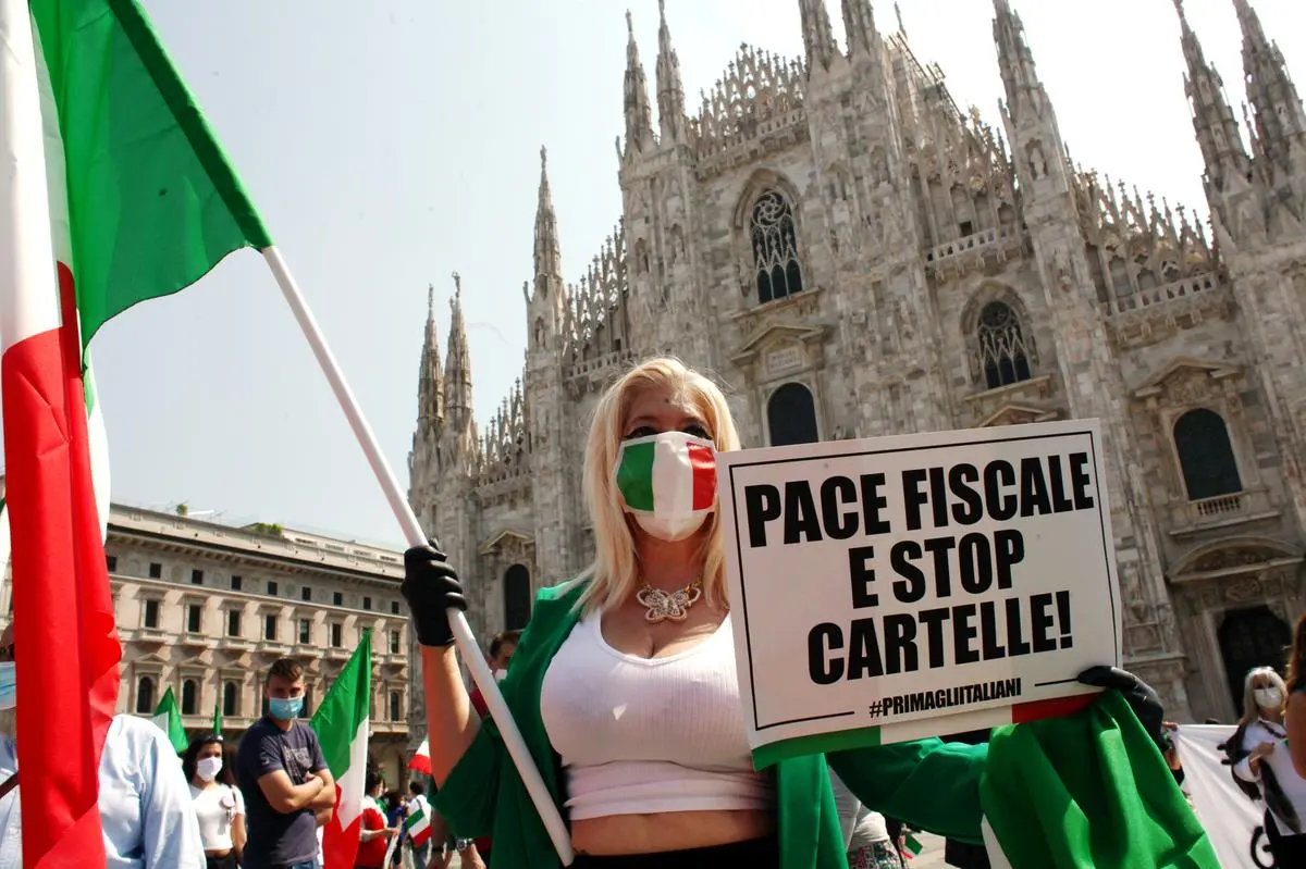 https://images.class.atexcloud.io/view/acePublic/alias/contentid/4af7012a-3022-44ff-b75d-bc07d9e61c74/0/2-giugno-festa-della-repubblica-manifestazione-centro-destra-in-piazza-duomo-a-milano.webp