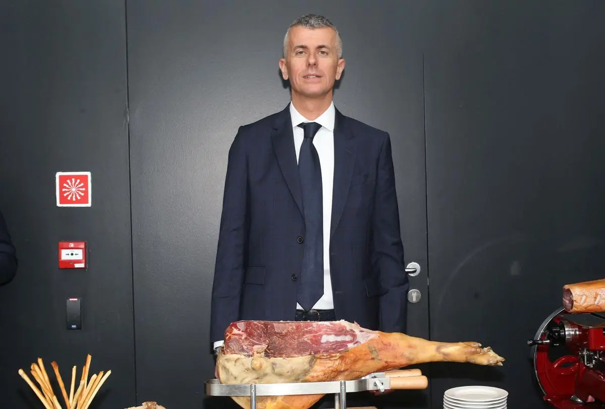 https://images.class.atexcloud.io/view/acePublic/alias/contentid/4b5282b0-1973-4703-8ef1-6b2fcd3d5d09/0/convegno-prosciutto-san-daniele.webp