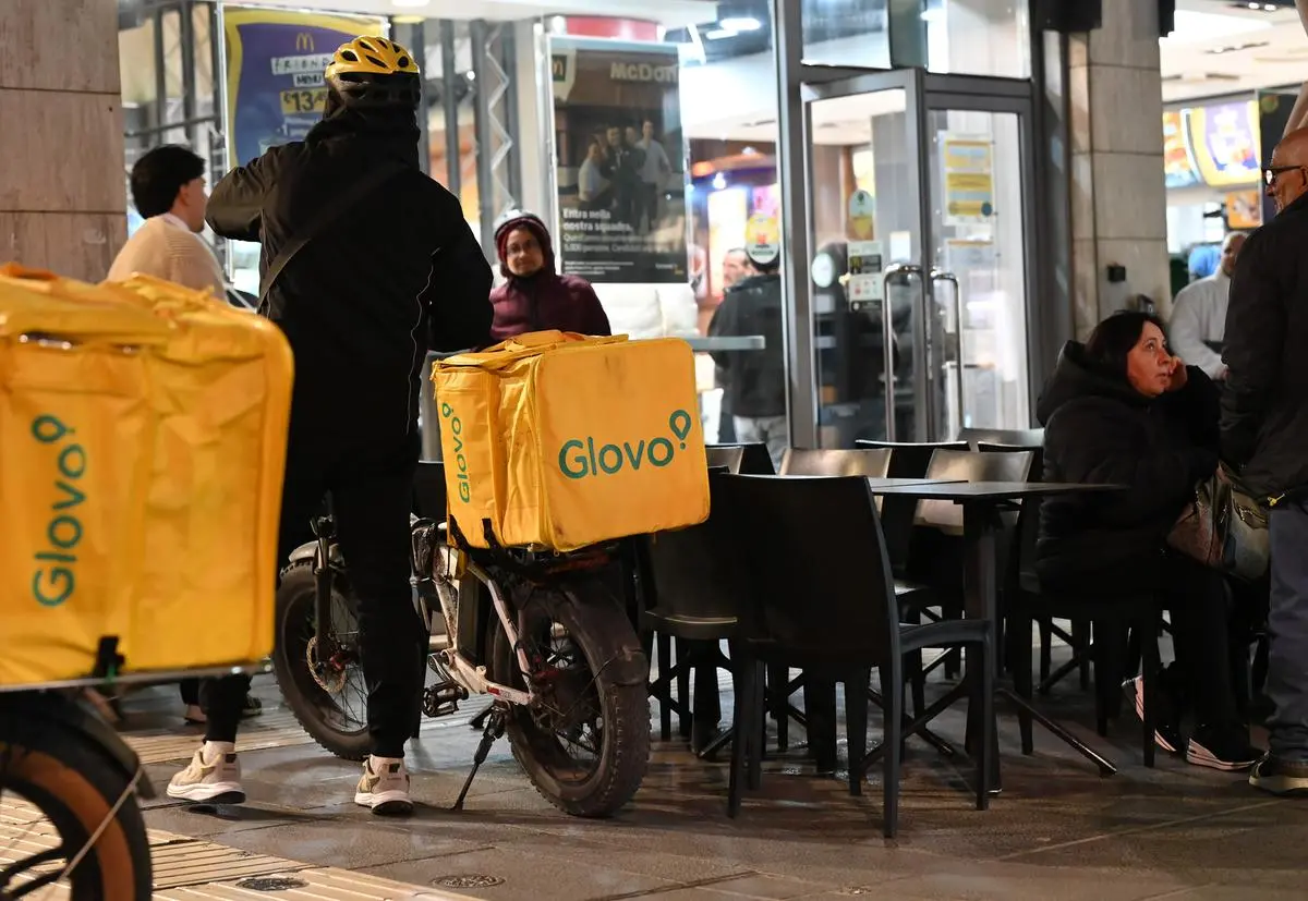 https://images.class.atexcloud.io/view/acePublic/alias/contentid/5e12db8e-e7bf-4db5-b26e-182c75de0bac/0/glovo-e-just-eat.webp