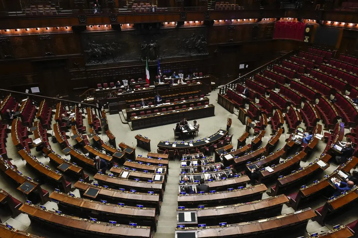 https://images.class.atexcloud.io/view/acePublic/alias/contentid/6c1f0238-0e6e-4154-bdc2-5f5e84285522/0/camera-dei-deputati-aula-question-time-per-i-ministri-delle-infrastrutture-salvini-dell-agricoltura-lollobrigida-dello-sport-abodi-e-la-ministra-dell-universita-bernini.webp