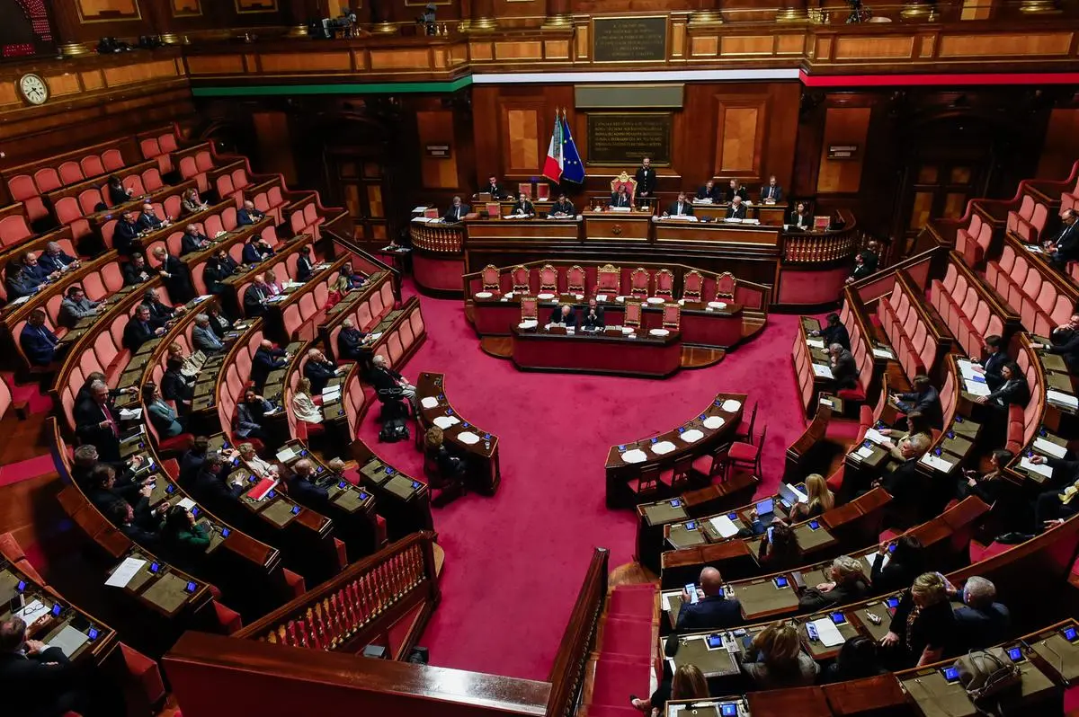 https://images.class.atexcloud.io/view/acePublic/alias/contentid/6d5ed683-058b-428e-9906-aa028c081d9f/0/senato-aula-decreto-sulle-prestazioni-sanitarie.webp