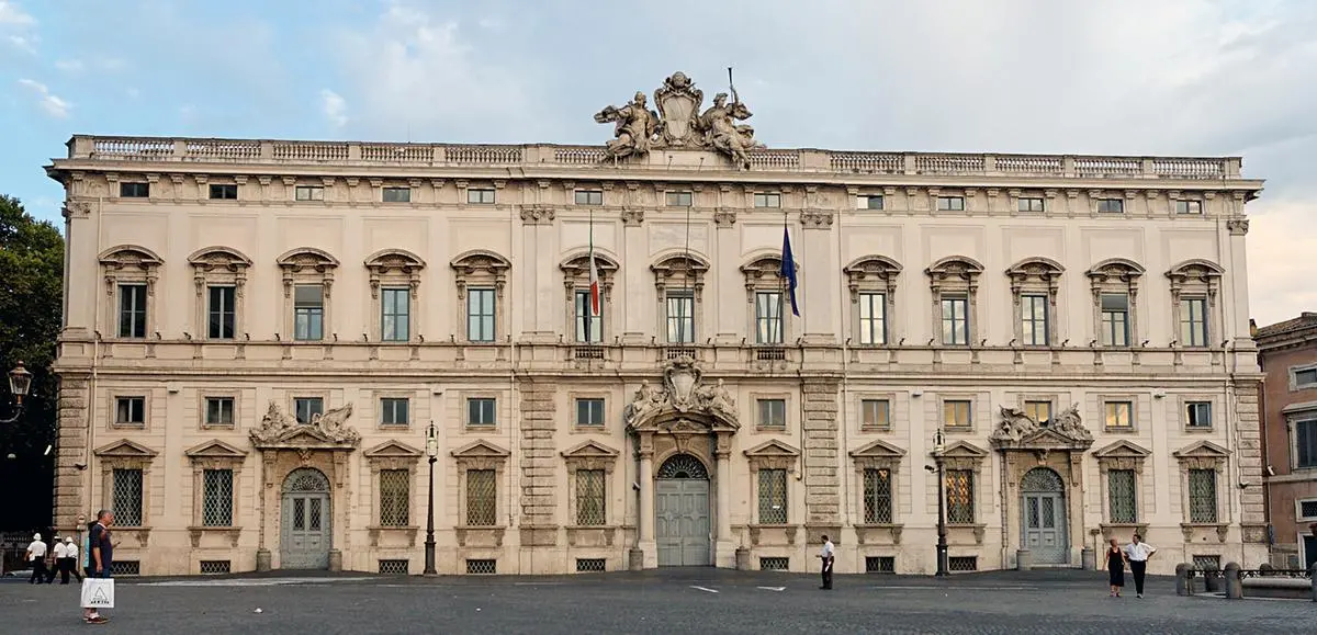 https://images.class.atexcloud.io/view/acePublic/alias/contentid/70bd73e1-1ad0-4d6a-b64e-b23939daadfa/0/palazzo_della_consulta_roma_2006-jpg.webp