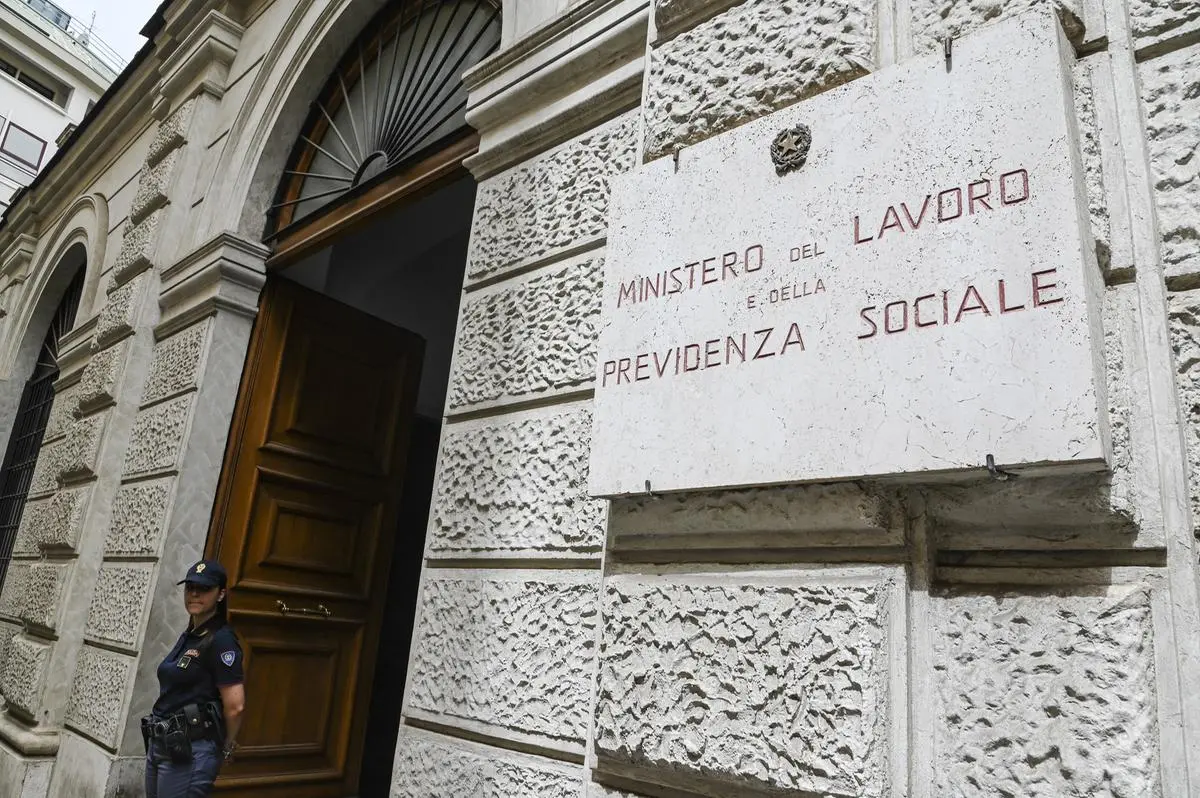 https://images.class.atexcloud.io/view/acePublic/alias/contentid/71a4c983-b65f-4a3d-9f14-e87be36c8402/0/vertice-con-i-ministri-calderone-e-lollobrigida-sulla-morte-di-satnam-singh.webp