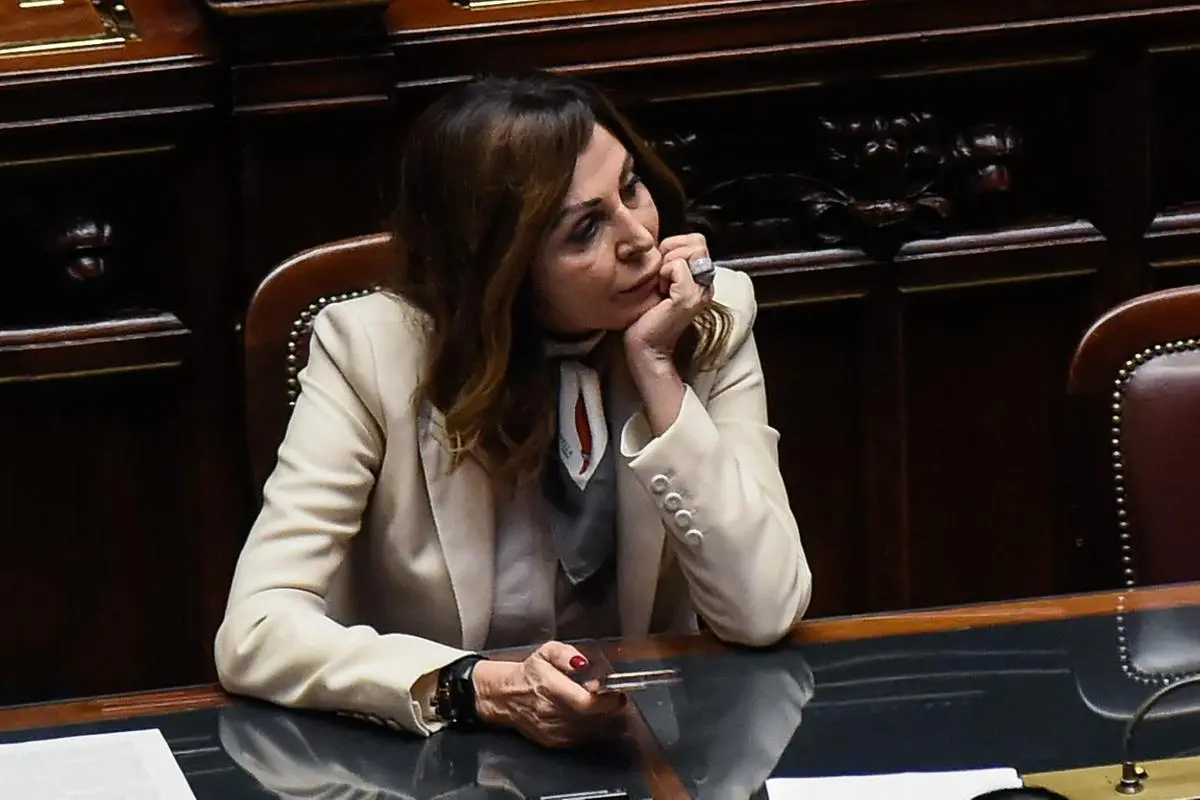 https://images.class.atexcloud.io/view/acePublic/alias/contentid/7b488824-85bb-4e02-9c2c-9fcdda5cd228/0/camera-dei-deputati-aula-discussione-generale-sulla-mozione-di-sfiducia-del-m5s-alla-ministra-del-turismo-daniela-santanche.webp