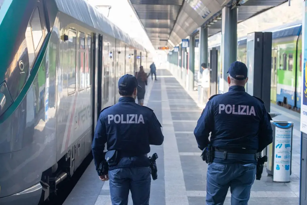https://images.class.atexcloud.io/view/acePublic/alias/contentid/b043924d-2b1c-40db-bfaa-74ba18fec9ed/0/nuova-sede-del-presidio-della-polizia-ferroviaria-allinterno-della-stazione-di-milano-cadorna.webp