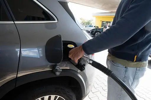 https://images.class.atexcloud.io/view/acePublic/alias/contentid/b2a4d751-1bdd-4c3a-9b48-6159f126613b/0/caro-benzina-in-italia-coda-ai-distributori-dopo-la-lieve-diminuzione-del-costo-del-carburante.webp