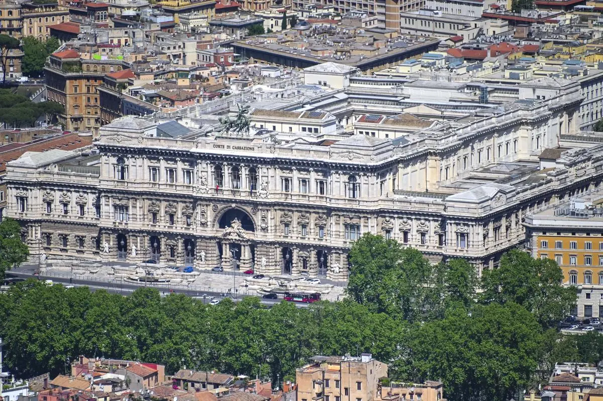 https://images.class.atexcloud.io/view/acePublic/alias/contentid/b566427d-9dd3-4e48-ac82-f728f2dd7950/0/litorale-laziale-visto-dallelicottero-poli-108-della-polizia-di-stato-1-reparto-volo.webp