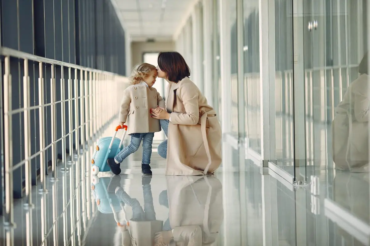 https://images.class.atexcloud.io/view/acePublic/alias/contentid/b58f4b40-f831-47a6-ae90-77764a5cbbf1/0/mother-with-daughter-at-the-airport.webp