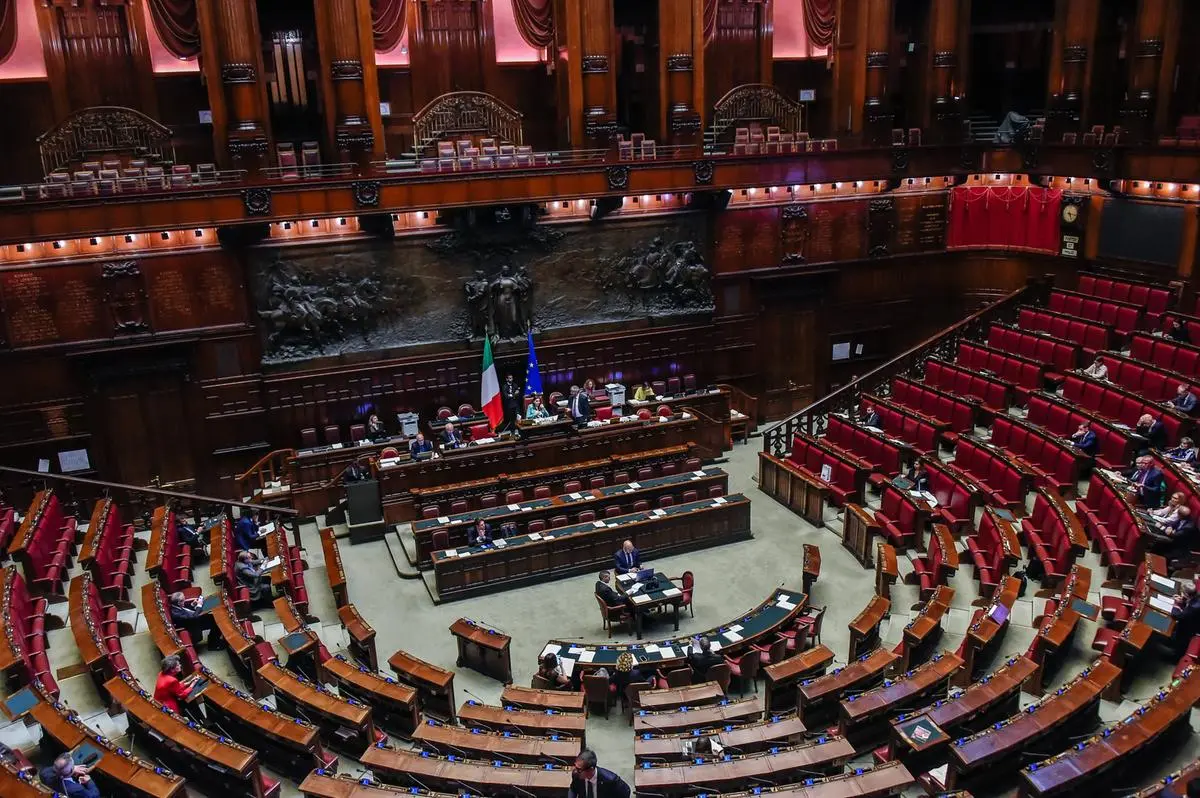 https://images.class.atexcloud.io/view/acePublic/alias/contentid/bbf3176e-2ea6-4d87-8ace-5d5f6bca5c6e/0/camera-dei-deputati-aula-dichiarazioni-di-voto-sul-decreto-11-aprile-2025.webp