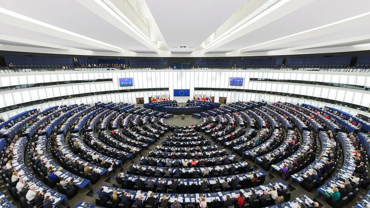https://images.class.atexcloud.io/view/acePublic/alias/contentid/d44b73ca-bc41-486e-9ede-3ee42bb9ec94/0/european_parliament_strasbourg_hemicycle_-_diliff-jpg.webp
