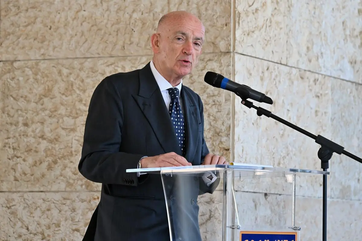 https://images.class.atexcloud.io/view/acePublic/alias/contentid/daab9f95-8e3b-42c6-b035-d360d4fb0eca/0/sacrario-d-oltre-mare-cerimonia-anniversario-della-liberazione.webp