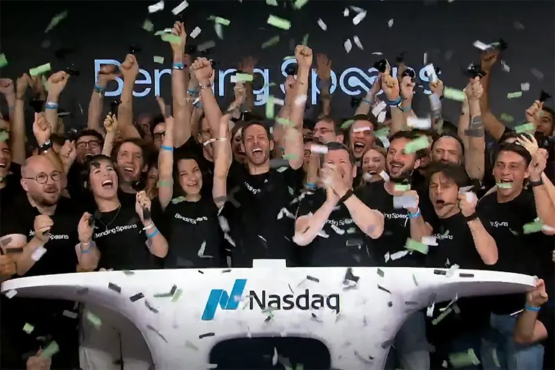https://images.class.atexcloud.io/view/acePublic/alias/contentid/dcc1fe47-9c74-4bdd-abfd-8e2c779f13cb/0/bendingspoonsdebuttainnasdaqconipoda18miliardididollari-b.webp