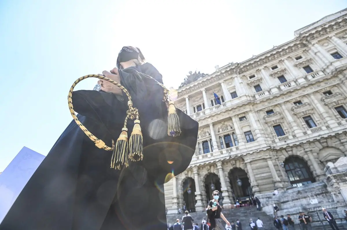 https://images.class.atexcloud.io/view/acePublic/alias/contentid/dd02d641-6c1c-410b-8e7b-4daaa9b9e16f/1/protesta-dellordine-degli-avvocati-davanti-al-palazzo-di-giustizia.webp