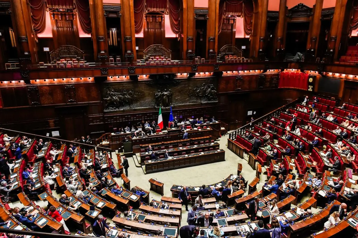 https://images.class.atexcloud.io/view/acePublic/alias/contentid/dd25e480-9024-4c65-9410-4fd7522e8729/0/camera-aula-discussione-sull-autonomia-differenziata.webp