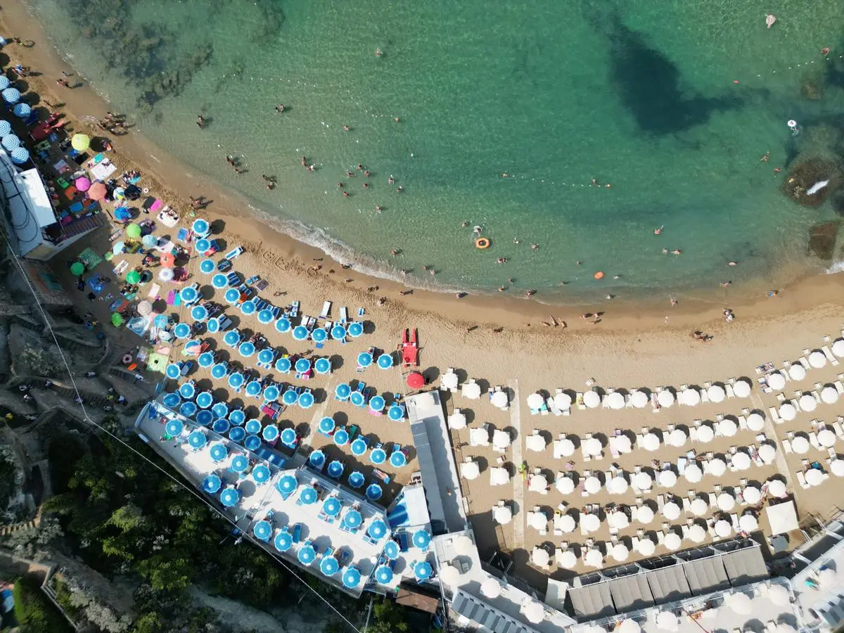 https://images.class.atexcloud.io/view/acePublic/alias/contentid/dfdd34a8-6ed5-4874-b4d9-bdc318fb9515/0/le-spiagge-italiane-in-agosto.webp