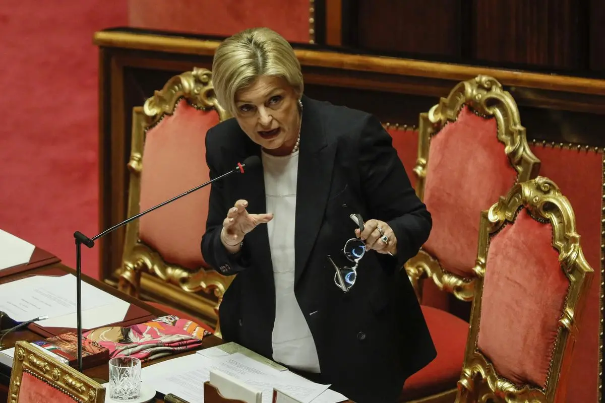 https://images.class.atexcloud.io/view/acePublic/alias/contentid/ec6be897-5ab2-44fb-85d7-4c71699525c5/0/senato-aula-question-time-coni-ministri-piantedosi-lollobrigida-e-calderone.webp