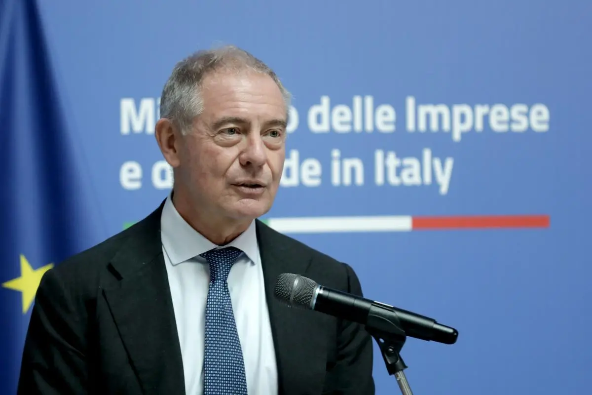 https://images.class.atexcloud.io/view/acePublic/alias/contentid/ee7e03db-5284-4722-8c14-b56005b21a6f/0/mimit-intitolazione-di-un-aula-a-salvo-d-acquisto.webp