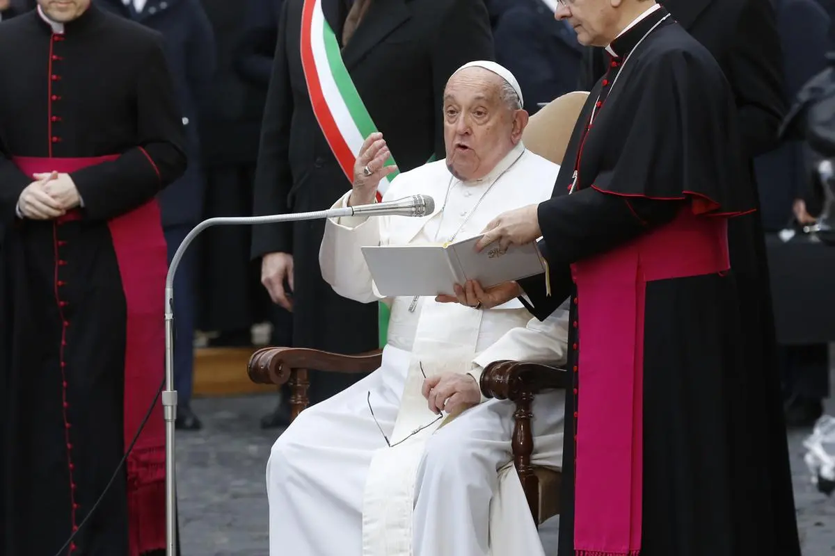 https://images.class.atexcloud.io/view/acePublic/alias/contentid/f07188fb-e098-4a47-9f29-589f37ee8377/0/il-papa-rende-omaggio-alla-statua-della-madonna-a-pizza-di-spagna.webp