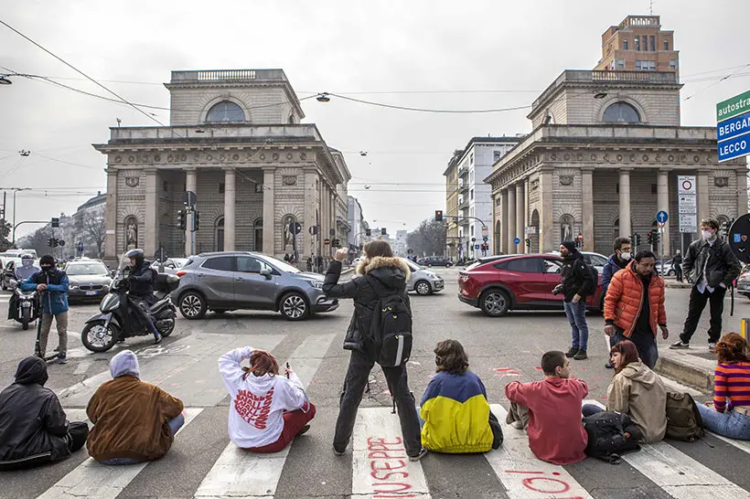 https://images.class.atexcloud.io/view/acePublic/alias/contentid/f5277415-3fd1-44dd-a23c-7760f814ca03/0/protesta-blocco-traff-ima-1698347-jpg.webp
