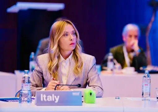 https://images.class.atexcloud.io/view/acePublic/alias/contentid/f68580a8-a6ec-413a-b26c-02c34556ed0e/0/carburanti-carburanti-meloni-valutiamo-se-reintrodurre-ora-accise-mobili.webp