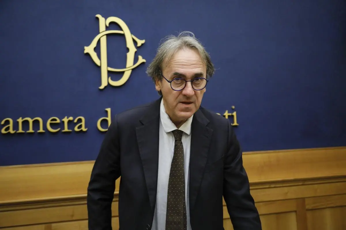 https://images.class.atexcloud.io/view/acePublic/alias/contentid/f74b79af-a649-4527-be0d-c2c8cb176753/0/camera-sala-stampa-conferenza-stampa-di-avs-per-denuncia-all-ufficio-della-cpi-di-alcuni-membri-del-governo-italiano.webp