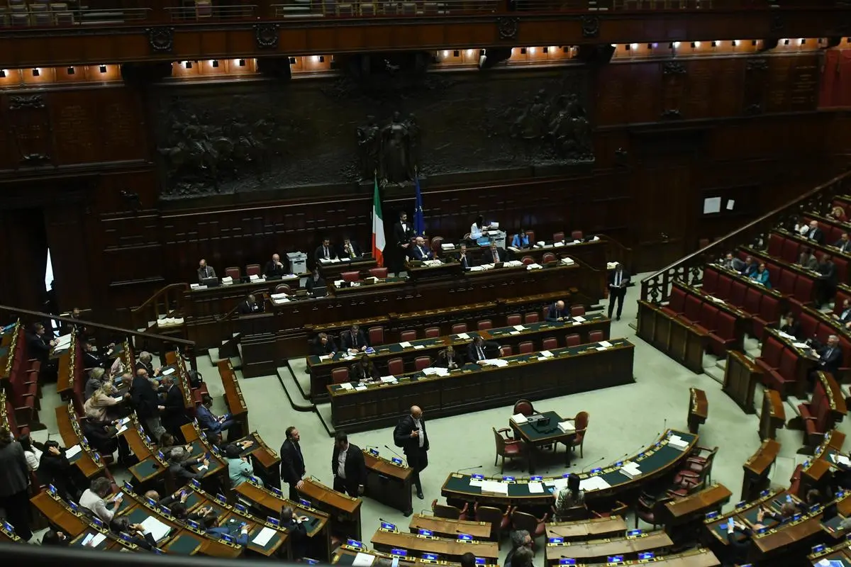 https://images.class.atexcloud.io/view/acePublic/alias/contentid/f8026b23-a92f-4a59-bdea-1dc063d7184b/0/aula-camera-votazioni-documento-finanziario.webp