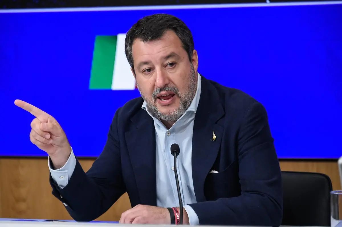 https://images.class.atexcloud.io/view/acePublic/alias/contentid/fa5fbac6-f873-4f25-919a-a8886e7344e7/0/conferenza-stampa-del-vicepresidente-del-consiglio-matteo-salvini.webp