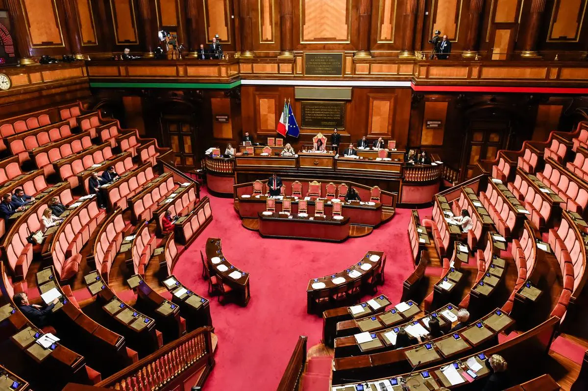 https://images.class.atexcloud.io/view/acePublic/alias/contentid/fa6f3217-75ab-4dc1-9b5f-f789e1f6b5c8/0/senato-aula-question-time-con-il-ministro-dei-trasporti-salvini-e-la-ministra-dell-universita-bernini.webp