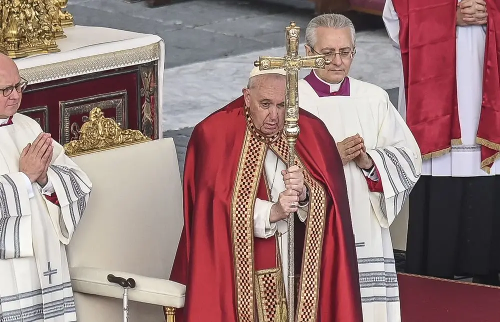 https://images.class.atexcloud.io/view/acePublic/alias/contentid/fd4fea28-ac0e-4bbb-b5b6-1c3fdb193201/0/funerali-di-papa-benedetto-xvi-in-piazza-san-pietro.webp